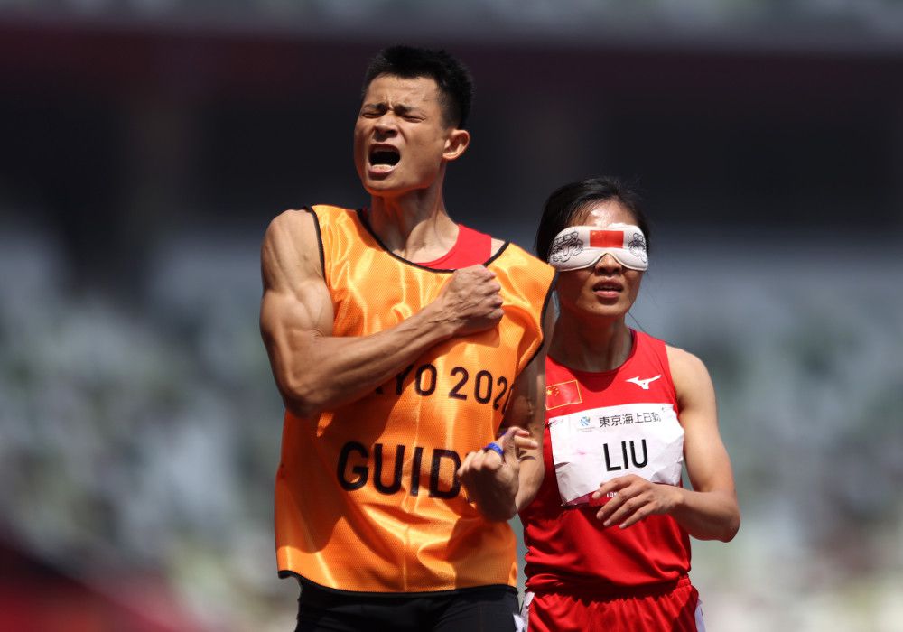 在电影中，香港当地的帮派成了大圈仔的同类，却又在某些方面不如大圈仔，因此这两个族群的违法和暴力既有相同、亦有相异之处。